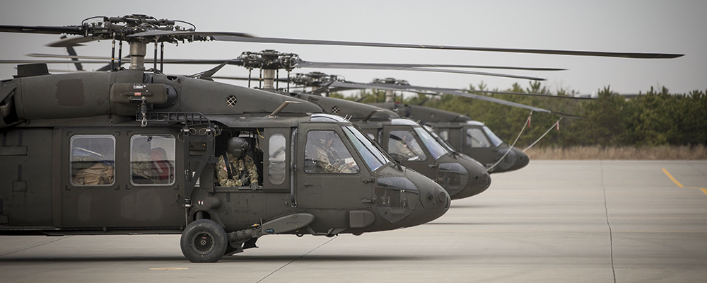 NEWRAY 1:60 UH-60 BLACK HAWK KFOR ヘリ Amazon.com: New-Ray Sky Pilot UH-60 Black Hawk Diecast